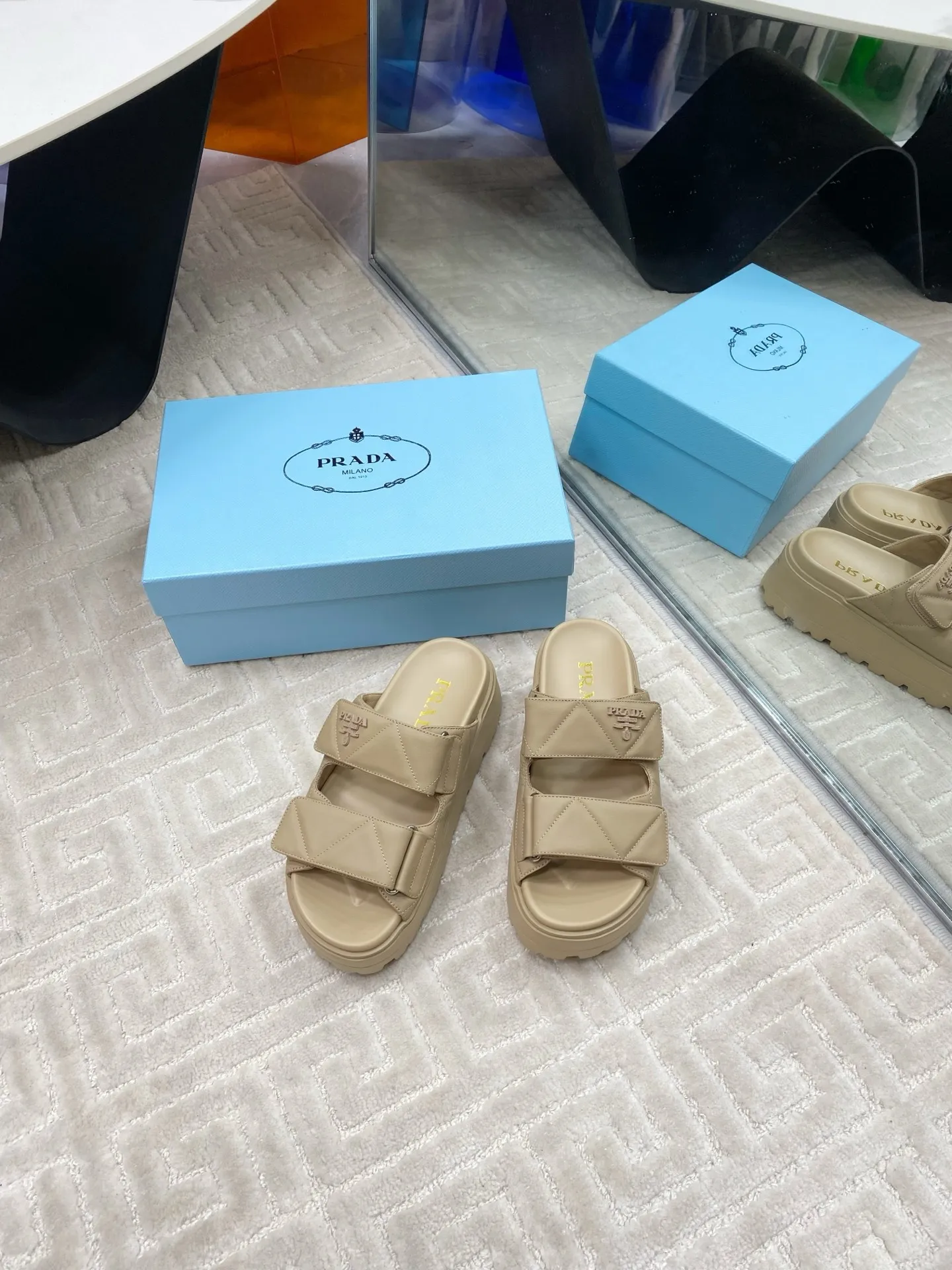 👟👟Ex-factory price 580👟👟 Prada Prada 2025 spring and summer new sandals Roman thick-soled Velcro sandals slippers The latest catwalk style, classic upgrades Comfort and fashionability coexist Each color combination looks good, and the design matches different style needs Upper: Original customized cowhide Lining: Original customized sheepskin lining, cowhide Foot pads Outsole: Original open-molded anti-slip outsole Shoe size: 35-40